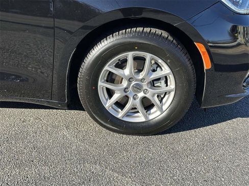 Used 2024 Chrysler Pacifica Touring-L image 25