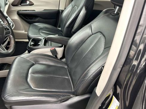 Used 2018 Chrysler Pacifica Touring-L image 16