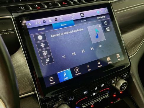 Used 2022 Jeep Grand Cherokee Overland w/ Luxury Tech Group IV AWD/4WD image 15