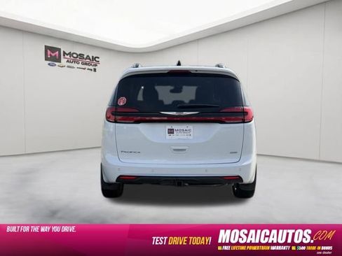 Used 2025 Chrysler Pacifica Pinnacle w/ Trailer Tow Group AWD/4WD image 6