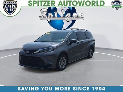 Used 2025 Toyota Sienna LE AWD/4WD image 4
