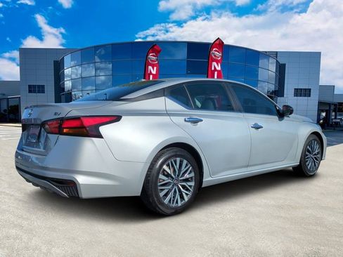 Used 2024 Nissan Altima 2.5 SV image 3