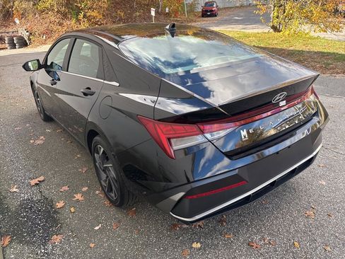 Used 2025 Hyundai Elantra SEL image 2