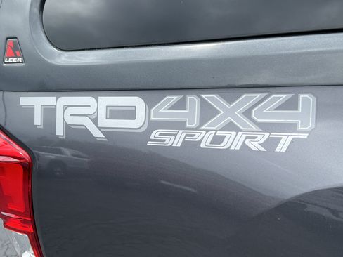 Used 2017 Toyota Tacoma TRD Sport w/ Premium & Technology Package AWD/4WD image 10