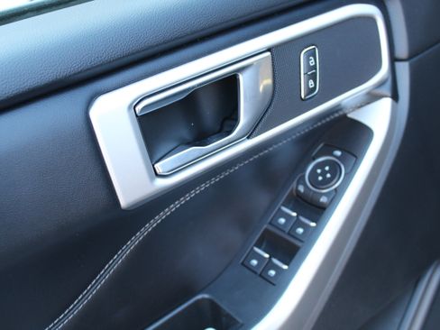 Used 2022 Ford Explorer XLT w/ Equipment Group 202A image 6