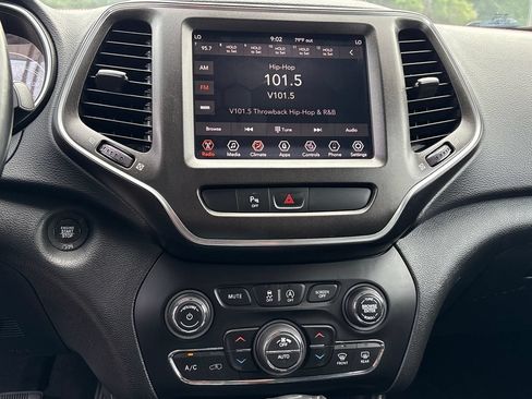 Used 2019 Jeep Cherokee Trailhawk w/ Cold Weather Group AWD/4WD image 16