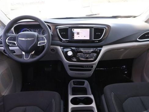 Used 2023 Chrysler Voyager LX image 21