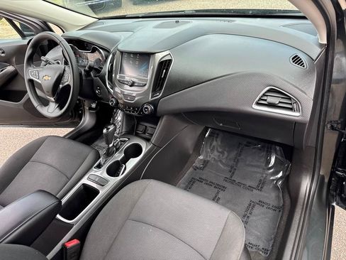 Used 2018 Chevrolet Cruze LT w/ Convenience Package FWD image 26