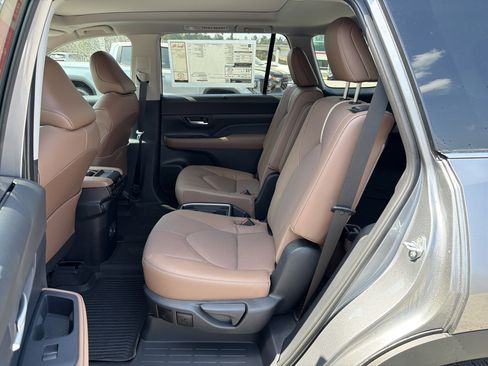 New 2026 Toyota Grand Highlander Platinum image 24