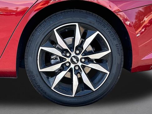 Used 2018 Chevrolet Malibu LT w/ Leather Package FWD image 3