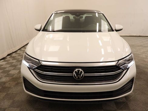 Used 2023 Volkswagen Jetta SE w/ Panoramic Sunroof Package FWD image 4