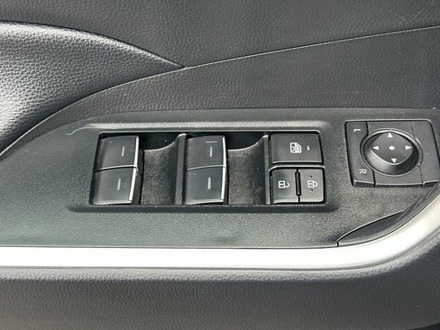 Used 2025 Toyota RAV4 XLE AWD/4WD image 11