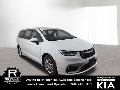 Used 2023 Chrysler Pacifica Touring-L image 4