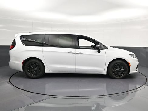 Used 2024 Chrysler Pacifica Limited FWD image 4