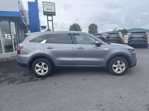 Used 2023 Kia Sorento LX AWD/4WD image 2