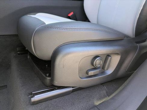 New 2025 Land Rover Range Rover Velar Dynamic SE image 4