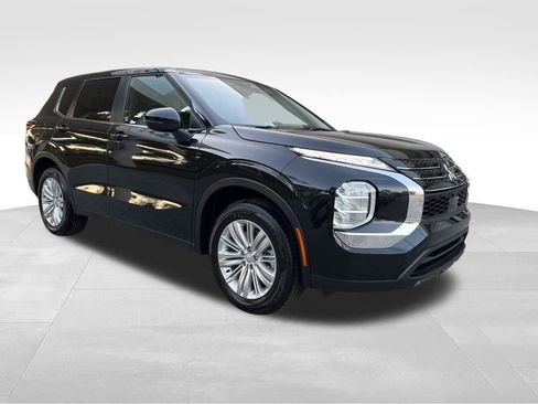 Used 2024 Mitsubishi Outlander ES image 2