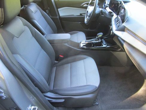 Used 2025 Chevrolet Trax LT w/ LT Convenience Package FWD image 16