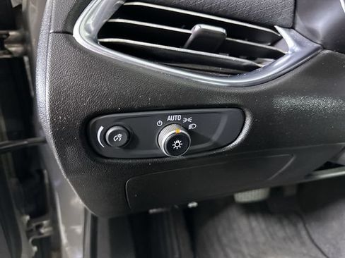 Used 2018 Chevrolet Malibu LT FWD image 18