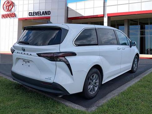 Used 2024 Toyota Sienna LE FWD image 7