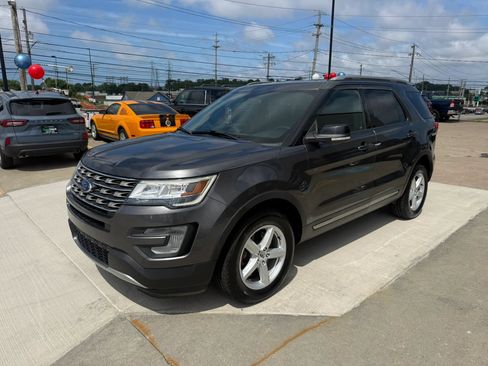 Used 2017 Ford Explorer XLT AWD/4WD image 5