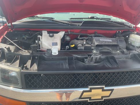 Used 2017 Chevrolet Express 2500 RWD image 21