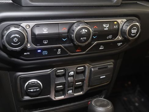 Used 2022 Jeep Wrangler Unlimited Sahara AWD/4WD image 29