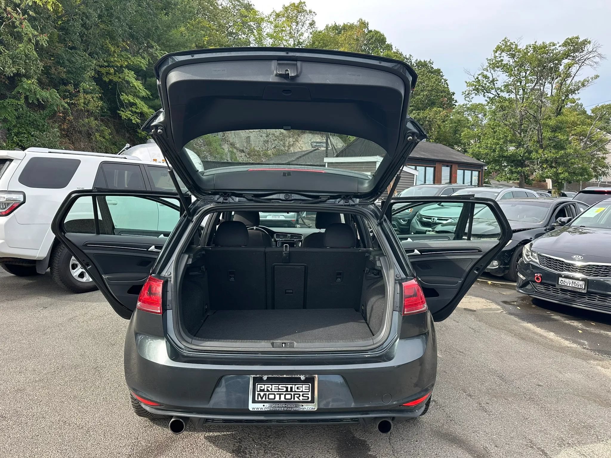 Used 2015 Volkswagen Golf 4-Door FWD image 9