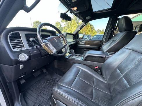 Used 2010 Lincoln Navigator 4WD image 10