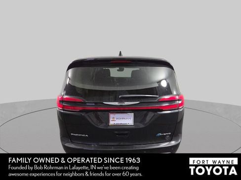 Used 2023 Chrysler Pacifica Touring-L FWD image 8