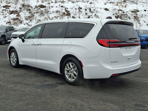 Used 2024 Chrysler Pacifica Touring-L image 4