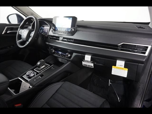 Used 2025 Mitsubishi Outlander SE AWD/4WD image 7