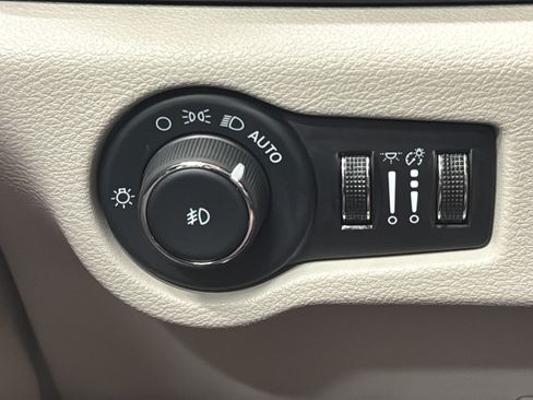 Used 2024 Chrysler Pacifica Touring-L FWD image 30