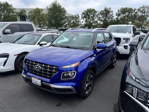 Used 2023 Hyundai Venue Limited image 1