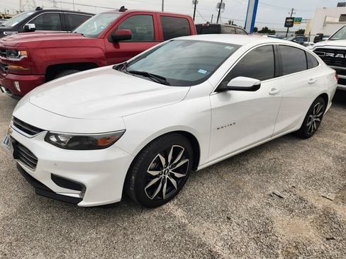 Used 2018 Chevrolet Malibu LT w/ Driver Confidence Package FWD image 2