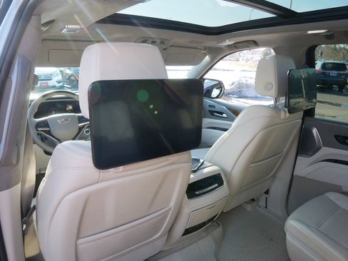 Used 2024 Cadillac Escalade ESV Premium Luxury Platinum image 10