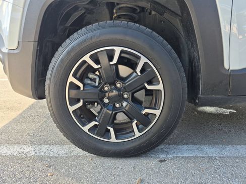 Used 2023 Jeep Renegade Latitude AWD/4WD image 30