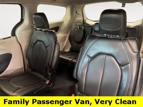 Used 2024 Chrysler Pacifica Touring-L image 6
