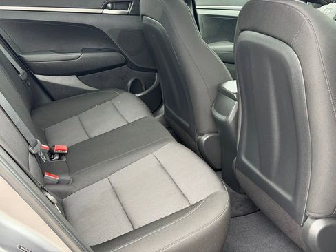 Used 2018 Hyundai Elantra SE w/ Cargo Package FWD image 9