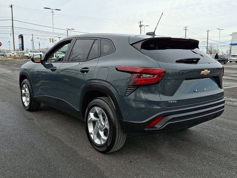 Used 2025 Chevrolet Trax LS w/ LS Convenience Package image 4