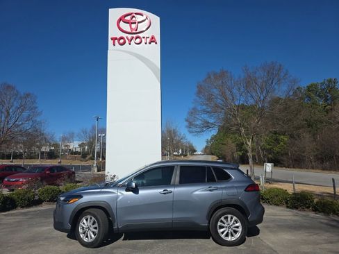 Used 2022 Toyota Corolla Cross LE image 2