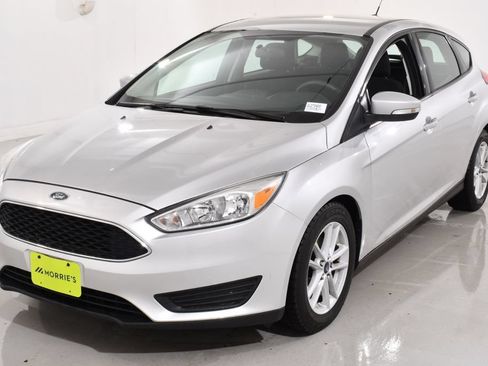 Used 2018 Ford Focus SE w/ Cold Weather Package FWD image 2