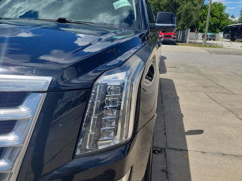 Used 2017 Cadillac Escalade ESV Premium Luxury RWD image 4