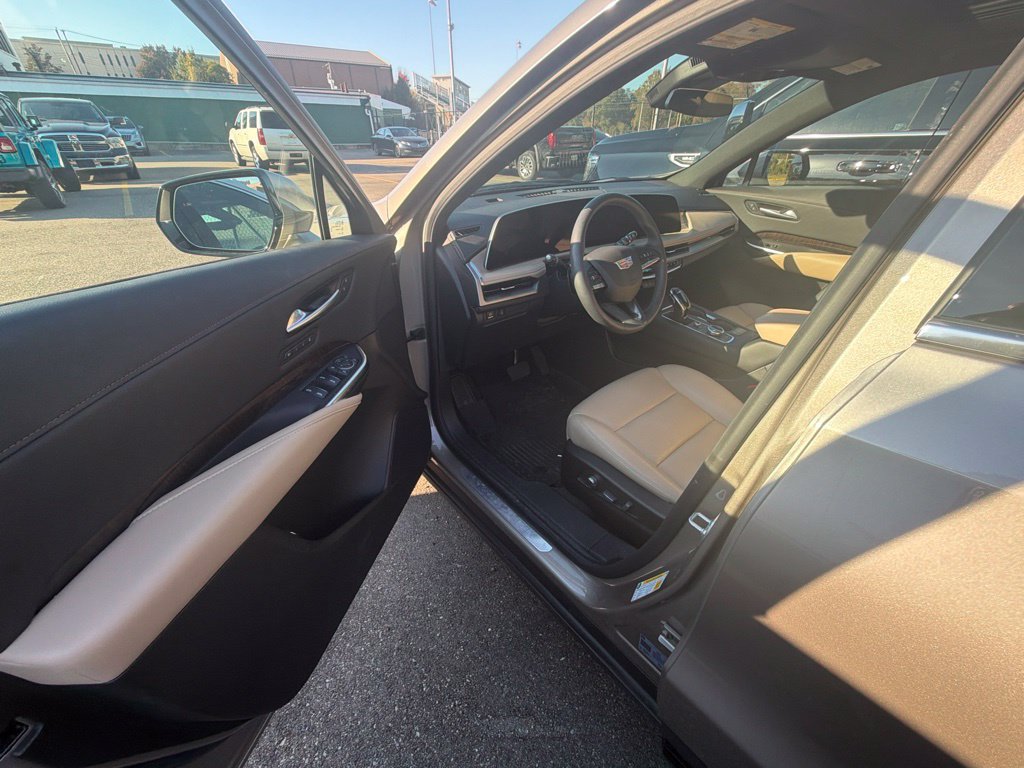 Used 2025 Cadillac XT4 Premium Luxury w/ Cold Weather Package FWD image 9