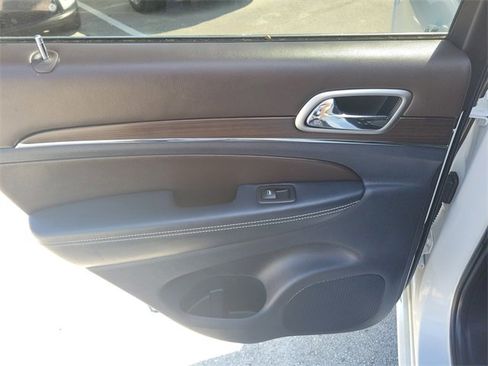 Used 2017 Jeep Grand Cherokee Overland image 12