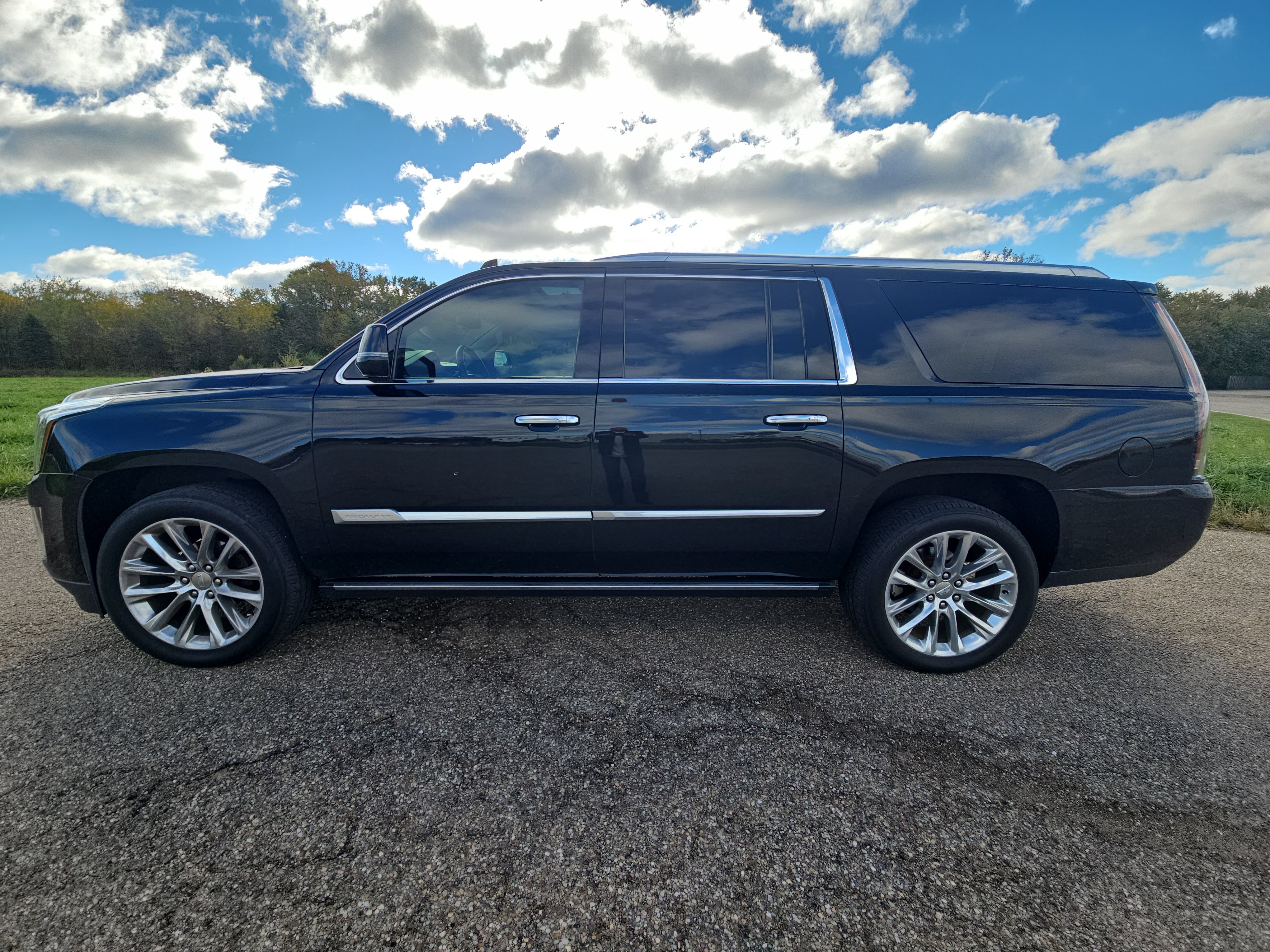 Used 2019 Cadillac Escalade ESV Premium Luxury AWD/4WD image 9