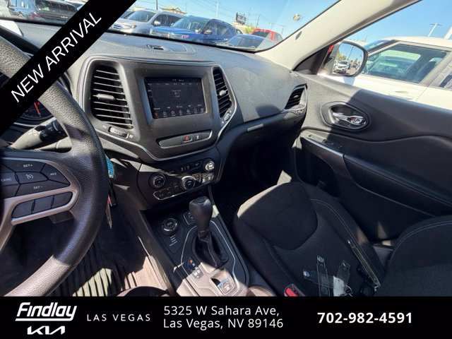 Used 2021 Jeep Cherokee Latitude w/ Mopar Interior Package AWD/4WD image 10
