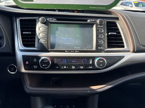 Used 2018 Toyota Highlander XLE AWD/4WD image 19