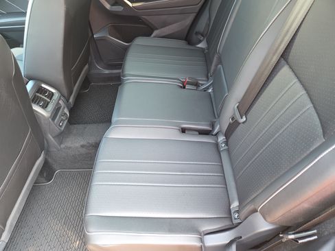 Used 2024 Volkswagen Tiguan SE R-Line AWD/4WD image 18