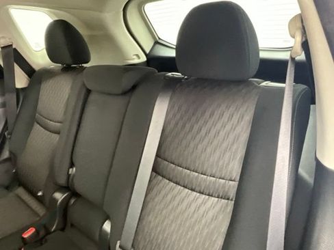 Used 2017 Nissan Rogue SV AWD/4WD image 9